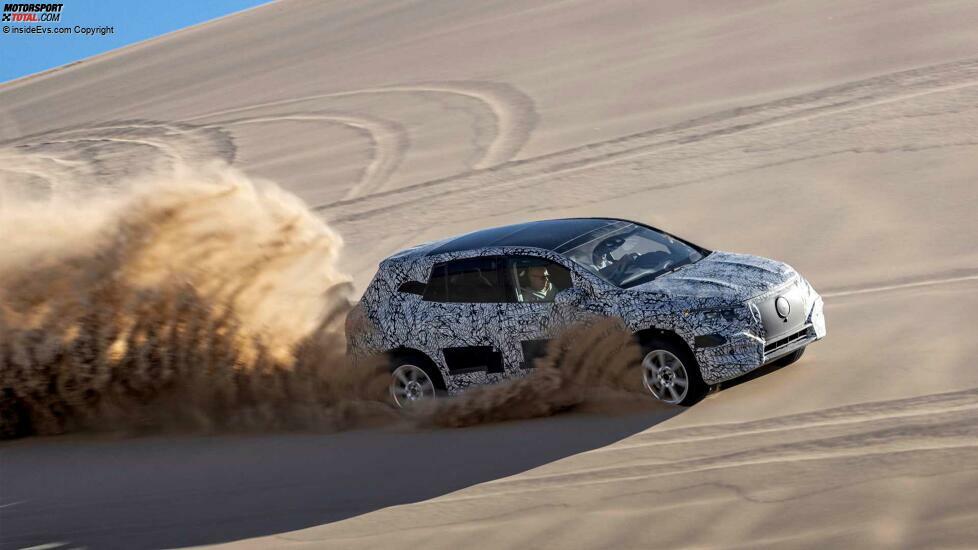 Mercedes EQS SUV bei Testfahrten durch Sanddünen