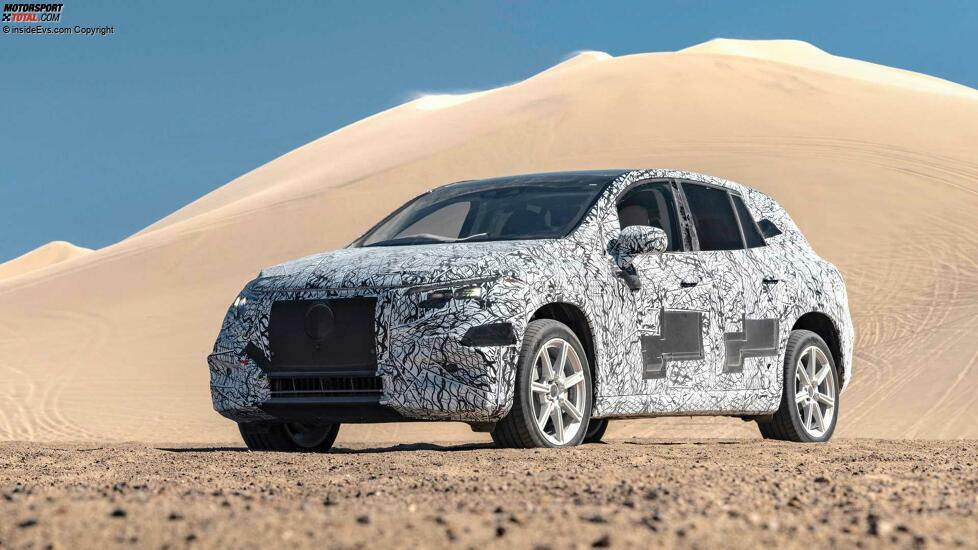 Mercedes EQS SUV bei Testfahrten durch Sanddünen