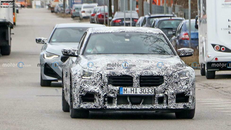 BMW M2 (2023) auf neuen Erlkönigfotos mit M240i