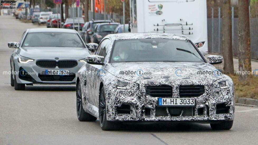 BMW M2 (2023) auf neuen Erlkönigfotos mit M240i