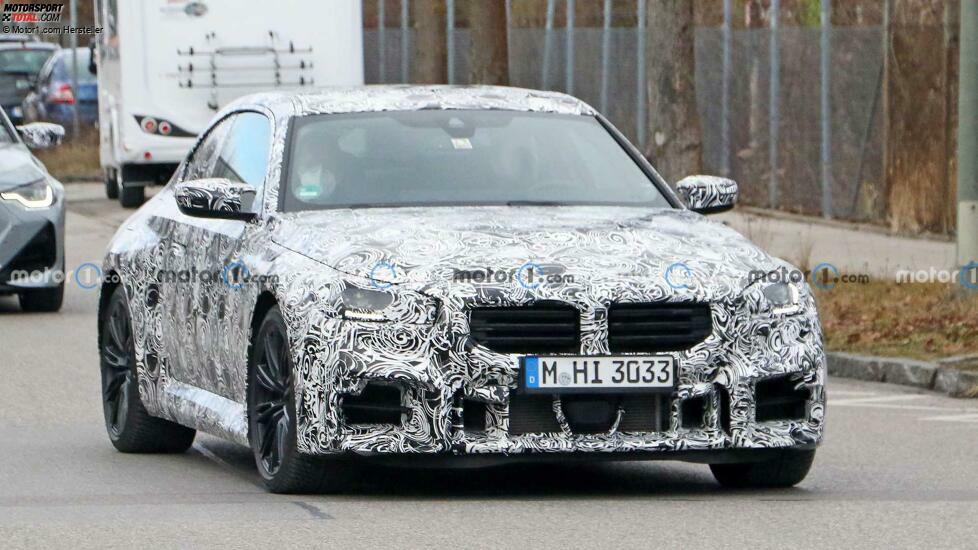 BMW M2 (2023) auf neuen Erlkönigfotos mit M240i