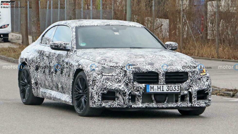 BMW M2 (2023) auf neuen Erlkönigfotos mit M240i