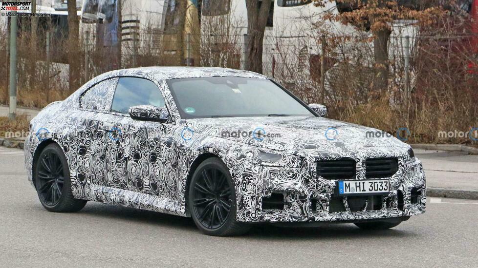 BMW M2 (2023) auf neuen Erlkönigfotos mit M240i