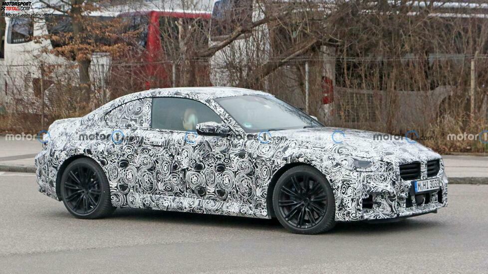 BMW M2 (2023) auf neuen Erlkönigfotos mit M240i