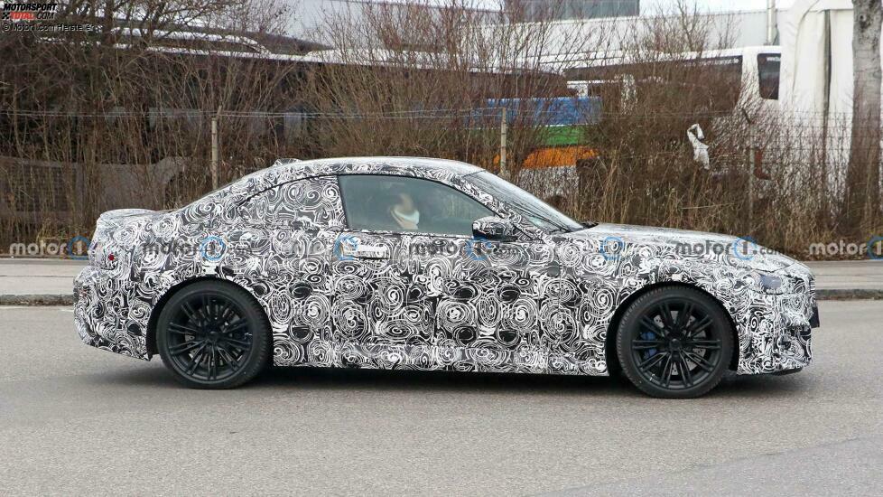 BMW M2 (2023) auf neuen Erlkönigfotos mit M240i