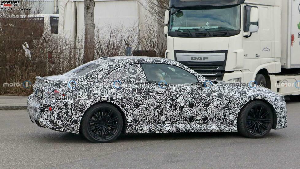 BMW M2 (2023) auf neuen Erlkönigfotos mit M240i