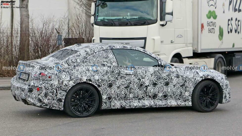 BMW M2 (2023) auf neuen Erlkönigfotos mit M240i