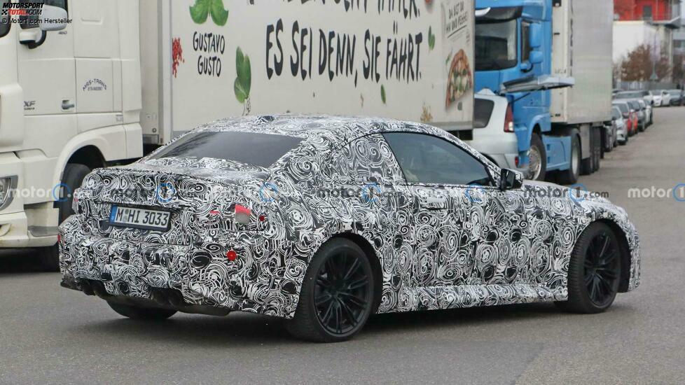 BMW M2 (2023) auf neuen Erlkönigfotos mit M240i