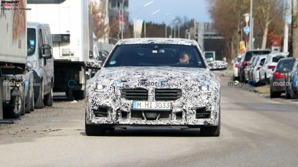 BMW M2 (2023) auf neuen Erlkönigfotos mit M240i