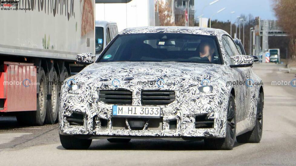 BMW M2 (2023) auf neuen Erlkönigfotos mit M240i