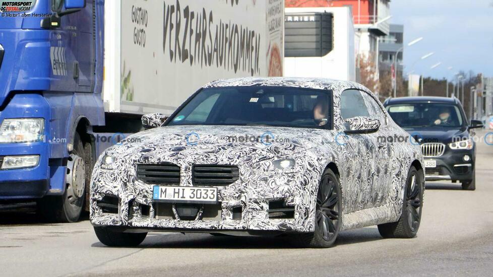 BMW M2 (2023) auf neuen Erlkönigfotos mit M240i