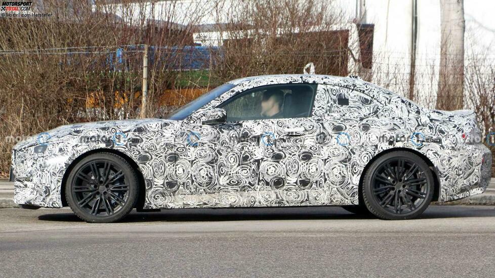 BMW M2 (2023) auf neuen Erlkönigfotos mit M240i
