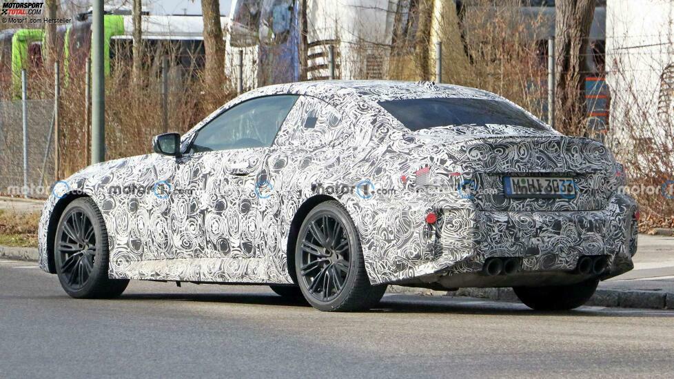 BMW M2 (2023) auf neuen Erlkönigfotos mit M240i