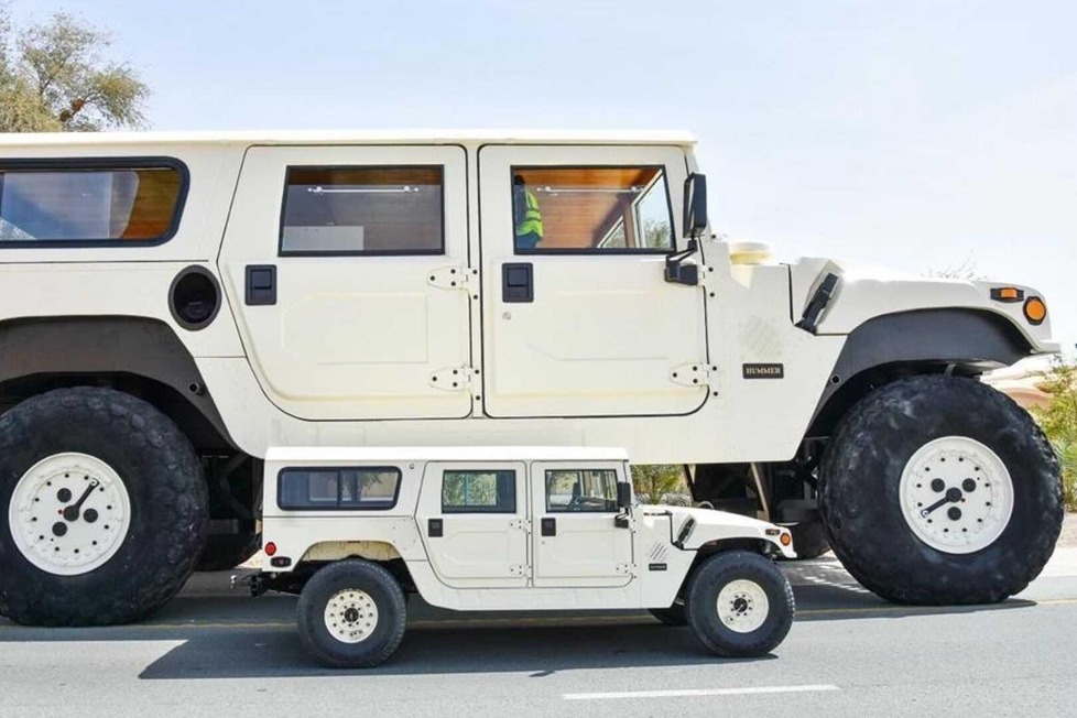 Der H1 X3 ist drei Mal so groß wie ein normaler Hummer und gehört zur Sammlung des exzentrischen Scheichs Al Nahyan ...