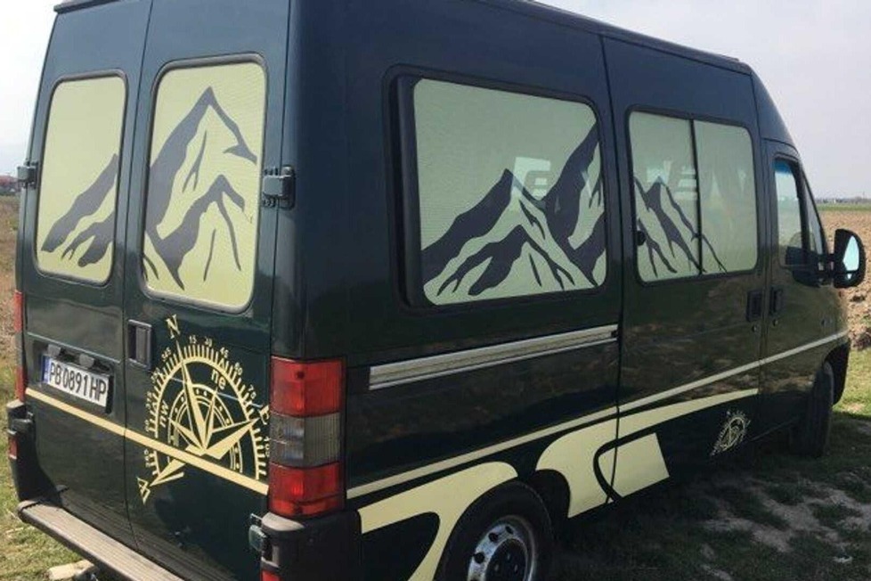 Ein alter Lieferwagen bekam in Bulgarien ein neues Leben als gemütliches Wohnmobil