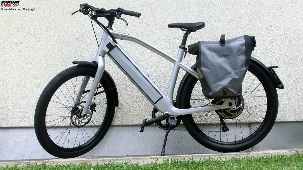 Wichtig für Pendler: Auch die Fahrradtasche von Ortlieb passt.
