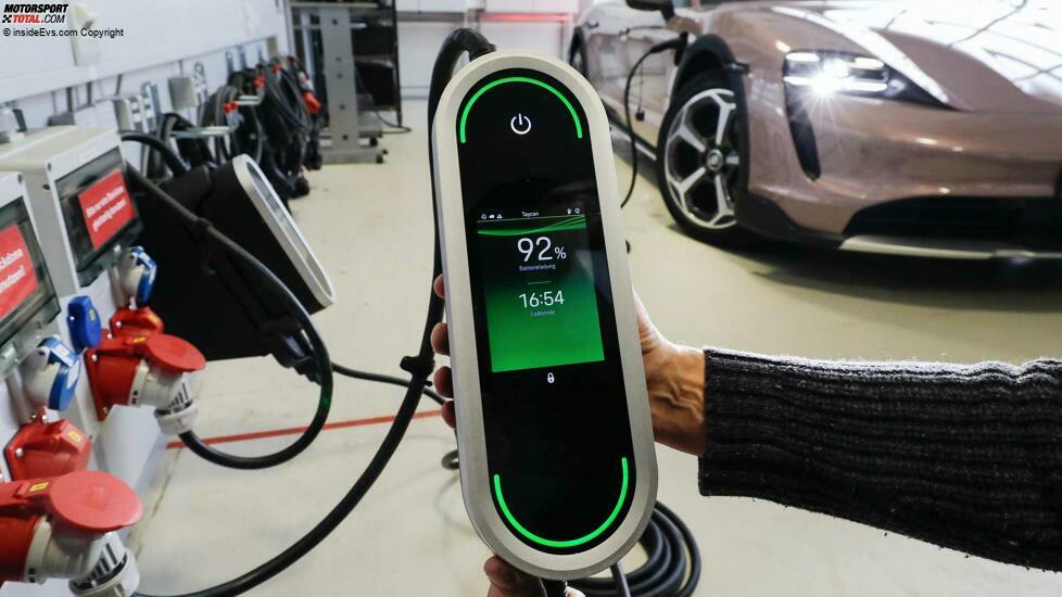 Vehicle-to-Grid-Pilotversuch: Die Taycan-Fahrzeuge wurden mit dem Porsche Mobile Charger mit dem Netz verbinden