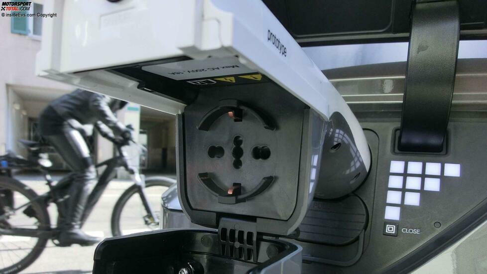 Hyundai Ioniq 5: Unten an dem Adapter gibt es eine Steckdose, wo man seine Elektrogeräte einstöpseln kann