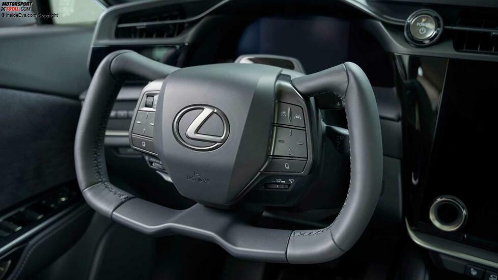 Lexus RZ 450e (2022)