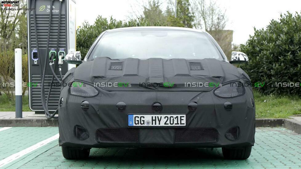 Hyundai Ioniq 6 als Erlkönig beim Aufladen
