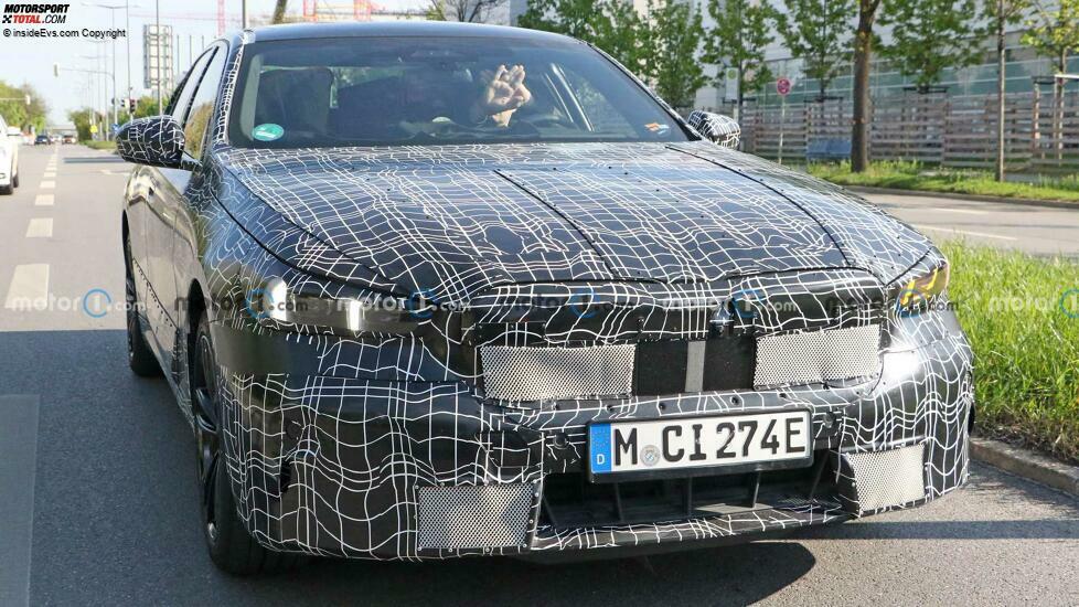 BMW i5 (2023) auf neuen Erlkönigbildern (Mai 2022)