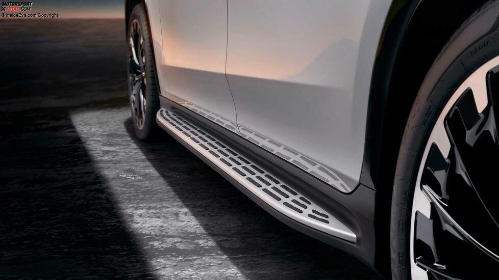 Mercedes EQS SUV in Diamantweiß, Studioaufnahme (2023)