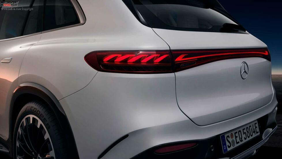 Mercedes EQS SUV in Diamantweiß, Studioaufnahme (2023)