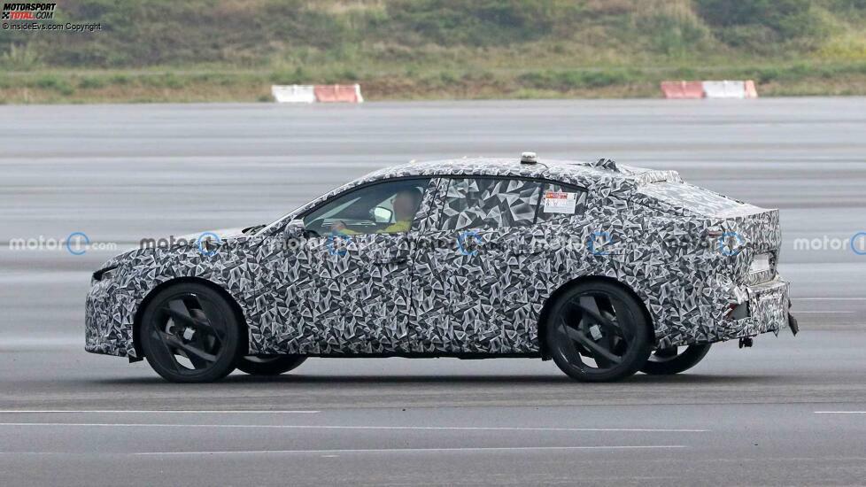 Peugeot 4008 oder 408 als Erlkönig