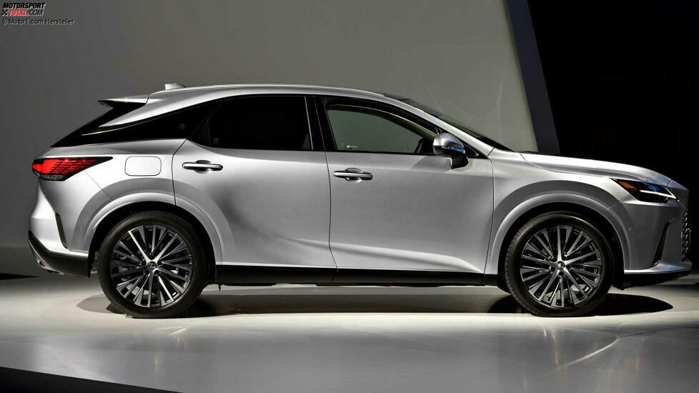 2023 Lexus RX 450h+ Profil auf der Bühne