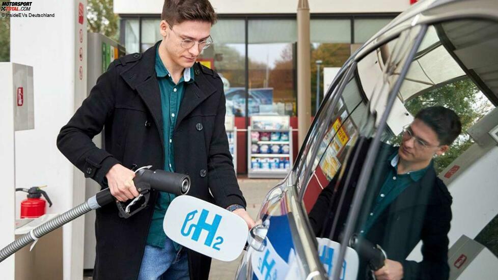 Wasserstoff-Fahrzeug wird an einer H2-Mobility-SÃ¤ule betankt