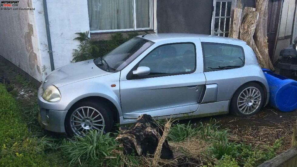 Renault Clio V6 abandonado