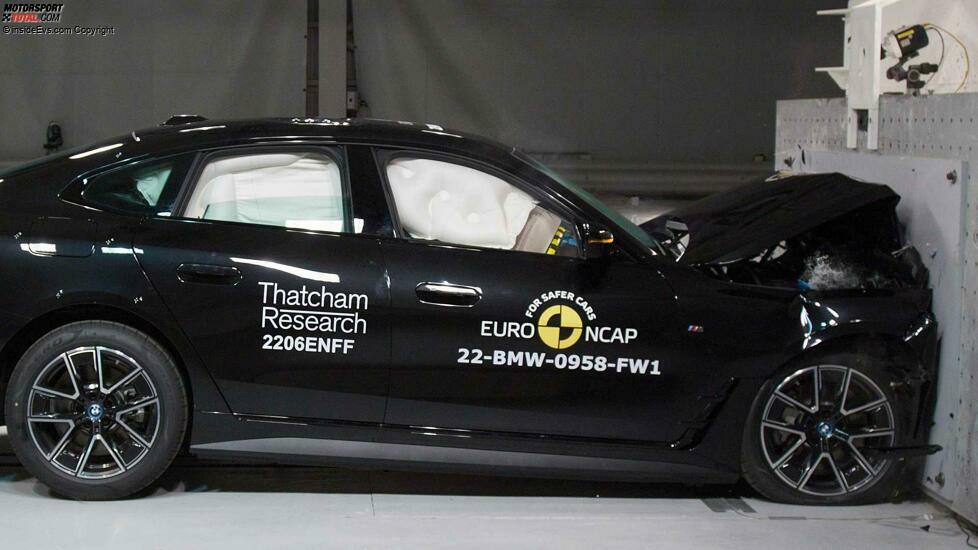BMW i4 im EuroNCAP-Crashtest: Aufprall gegen starre Barriere mit 100% Überdeckung