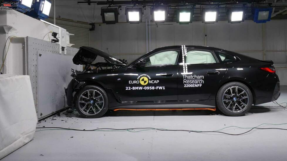 BMW i4 im EuroNCAP-Crashtest: Aufprall gegen starre Barriere mit 100% Überdeckung (nach dem Crash)