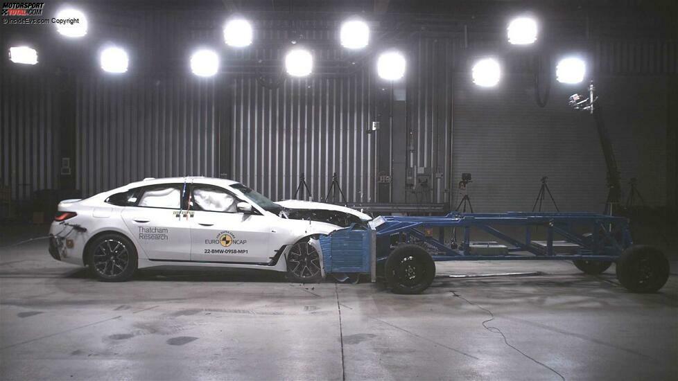 BMW i4 im EuroNCAP-Crashtest: Frontallaufprall gegen mobile deformierbare Barriere (50 Prozent Überdeckung)