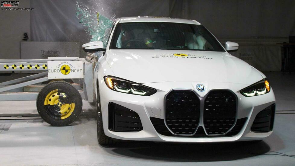 BMW i4 im EuroNCAP-Crashtest: Seitlicher Aufprall einer mobilen Barriere