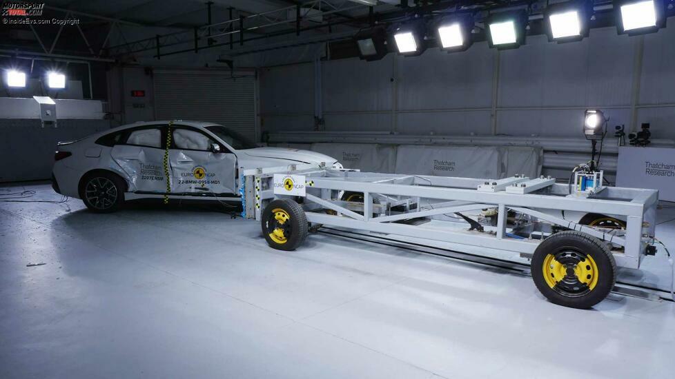 EuroNCAP-Crashtest: Seitlicher Aufprall einer mobilen Barriere (nach dem Aufprall)