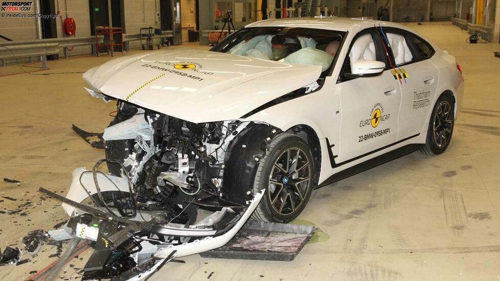 BMW i4 im EuroNCAP-Crashtest: Frontallaufprall gegen mobile deformierbare Barriere (50 Prozent Überdeckung): Nach dem Aufprall
