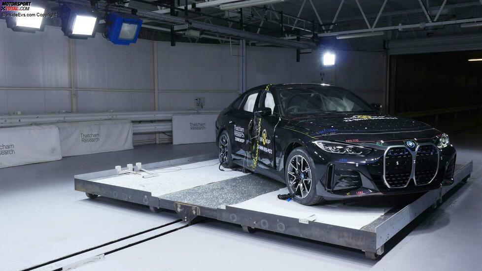 BMW i4 im EuroNCAP-Crashtest: Seitlicher Pfahlaufprall (nach dem Aufprall)