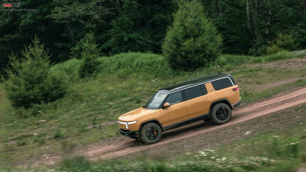 Rivian R1S in Compass Yellow bei Bergabfahrt