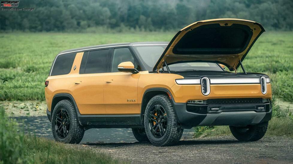Rivian R1S in Compass Yellow mit geöffneter Fronthaube