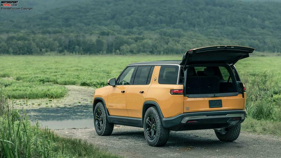 Rivian R1S in Compass Yellow