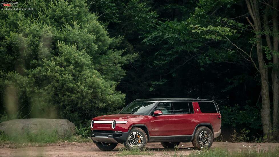Rivian R1S in Canyon Red