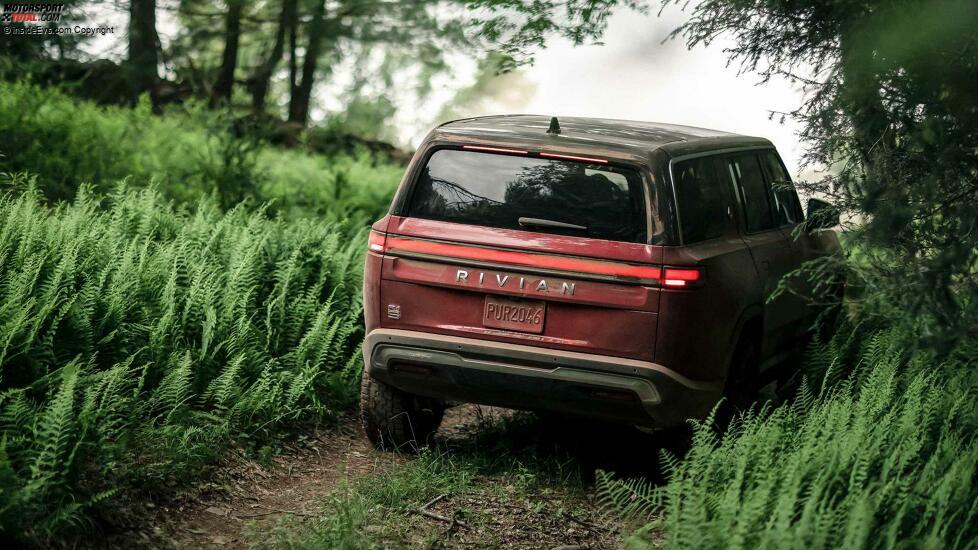Rivian R1S in Canyon-Rot