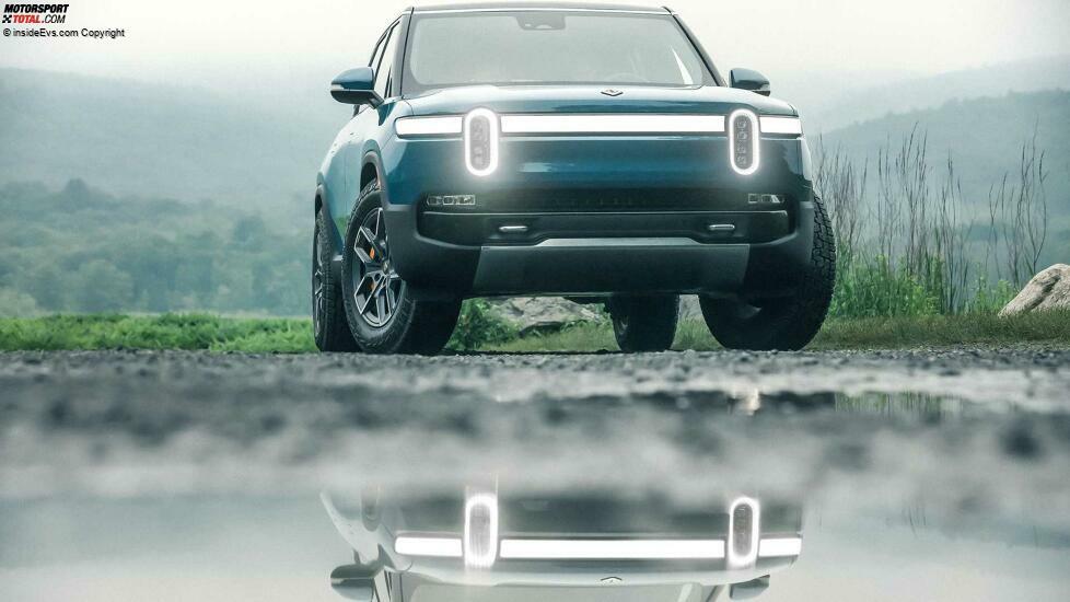 Rivian R1S in Rivian Blue mit Spiegelung