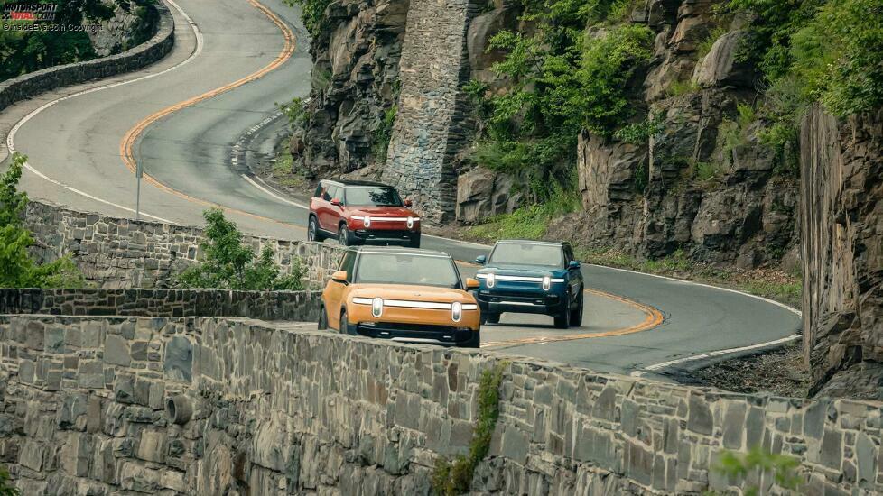 Rivian R1S auf kurvenreicher Straße