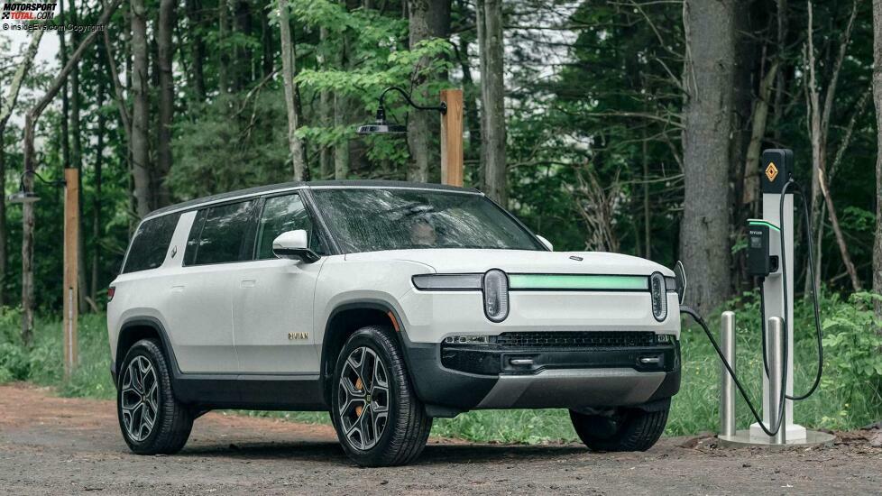 Weißer Rivian R1S beim Aufladen