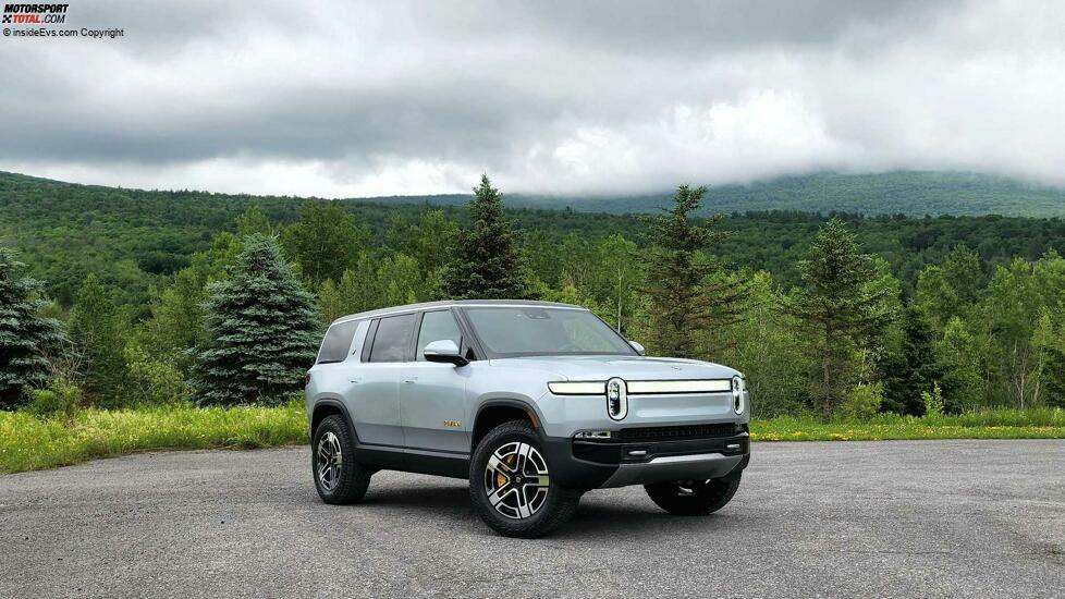 Rivian R1S in LA Silber