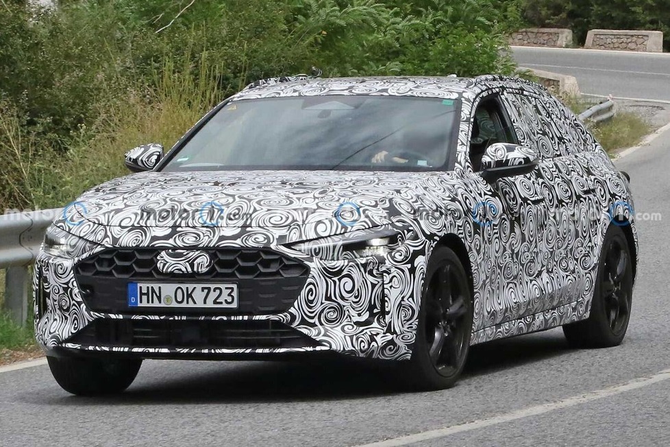 Unsere Fotografen glauben, dass dieser Erlkönig ein Plug-in-Hybrid-Testfahrzeug für den neuen Audi RS 4 Avant ist: Große Bildschirme sind ebenfalls am Start