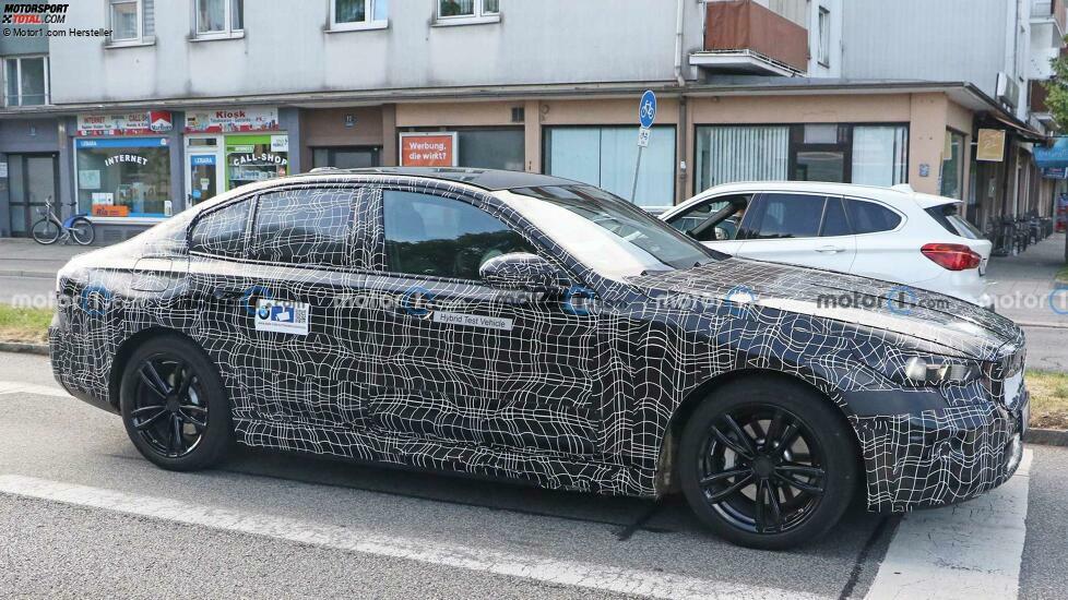 BMW 5er Limousine (2023) mit Serienleuchten erwischt