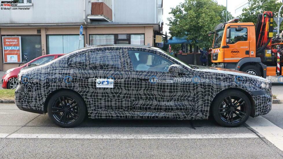 BMW 5er Limousine (2023) mit Serienleuchten erwischt